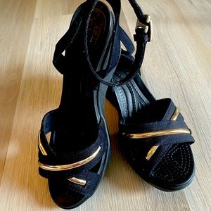 Crocs Dual Comfort Womens Leigh II Ankle Strap Sandals Black w/Gold Wedge Size 7